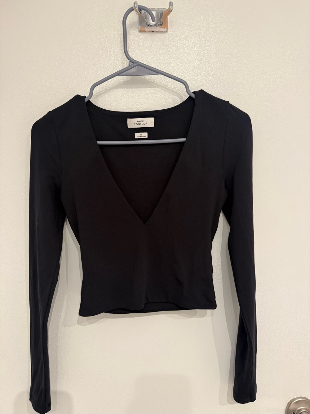 Aritzia Babaton Contour V Neck Cropped Black Long Sleeve